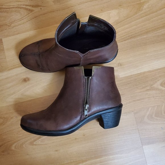 Easy Street Brown Ankle Boots Size 8 - Picture 1 of 9
